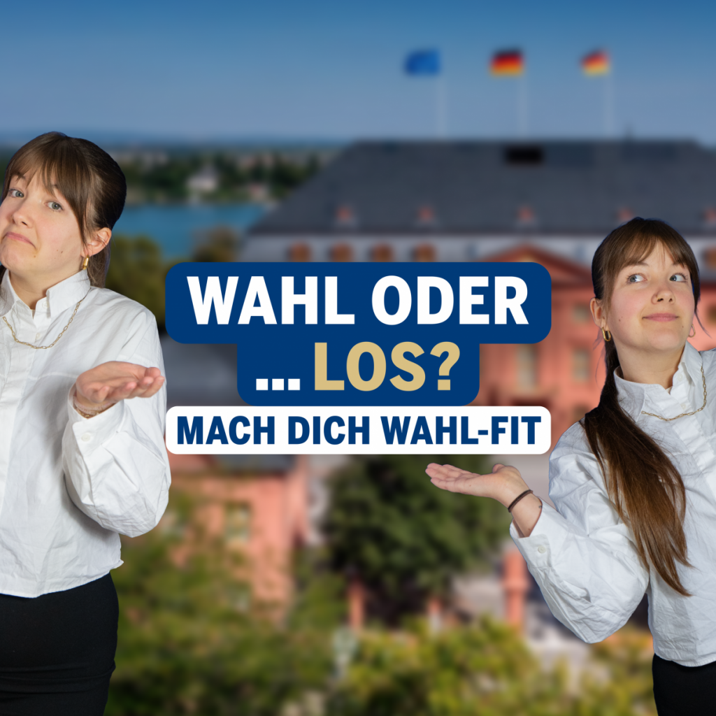 Die gleiche junge Frauen stehen links und rechts im Bild. Sie heben die Hände und schauen fragend. In der Mitte steht der Text: „Wahl oder … los? Mach dich wahl-fit“. Im Hintergrund sieht man den Landtag von Rheinland-Pfalz. Das Bild zeigt: Entscheiden gehört zur Demokratie.