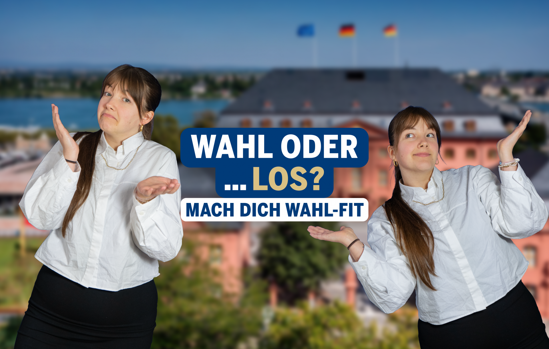 Die gleiche junge Frauen stehen links und rechts im Bild. Sie heben die Hände und schauen fragend. In der Mitte steht der Text: „Wahl oder … los? Mach dich wahl-fit“. Im Hintergrund sieht man den Landtag von Rheinland-Pfalz. Das Bild zeigt: Entscheiden gehört zur Demokratie.