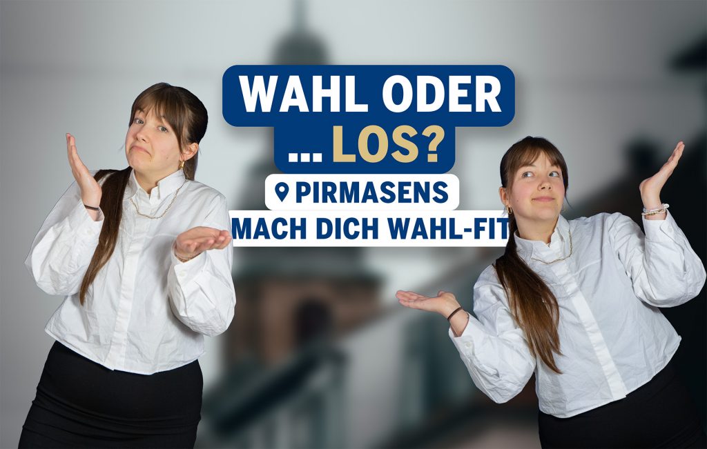 Ellie steht links und rechts im Bild und zeigen mit offenen Händen eine fragende Geste. In der Mitte befindet sich der Schriftzug „Wahl oder … los? Mach dich wahl-fit“. Im Hintergrund ist ein Bild eines Kirchenturms in Pirmasens.