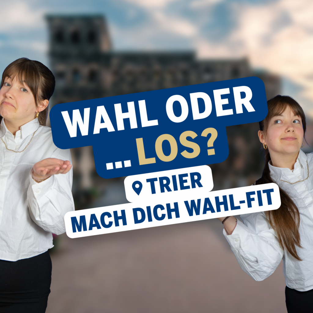 Ellie steht links und rechts im Bild und zeigen mit offenen Händen eine fragende Geste. In der Mitte befindet sich der Schriftzug „Wahl oder … los? Mach dich wahl-fit“. Im Hintergrund ist ein Blick über einen Platz in der Altstadt von Trier zu sehen, vor blauem Himmel.