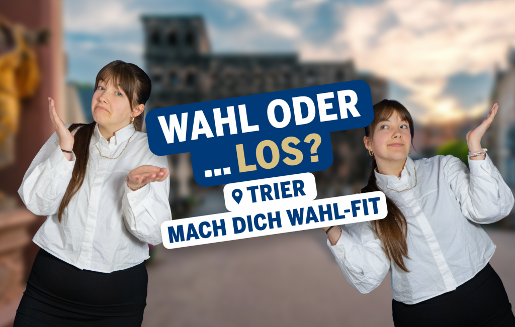 Ellie steht links und rechts im Bild und zeigen mit offenen Händen eine fragende Geste. In der Mitte befindet sich der Schriftzug „Wahl oder … los? Mach dich wahl-fit“. Im Hintergrund ist ein Blick über einen Platz in der Altstadt von Trier zu sehen, vor blauem Himmel.