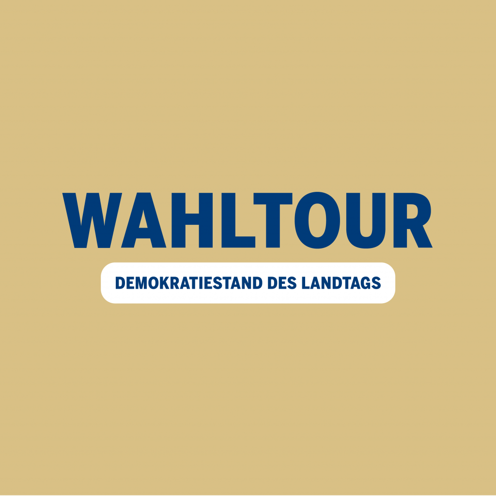Grafik mit beigem Hintergrund. In großer blauer Schrift steht „Wahltour“. Darunter in einem weißen Feld: „Demokratiestand des Landtags“. WAHLTOUR vom 24.02. bis 21.03.2026 Kommt vorbei und macht mit! Der Landtag Rheinland-Pfalz und die Landeszentrale für politische Bildung gehen auf Tour. Freut euch auf einen Demokratiestand des Landtags und den Wahl-O-Mat zum Aufkleben zur Landtagswahl 2026.