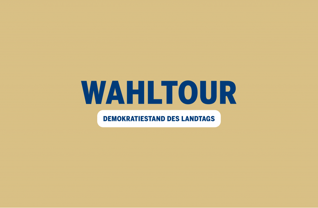 Grafik mit beigem Hintergrund. In großer blauer Schrift steht „Wahltour“. Darunter in einem weißen Feld: „Demokratiestand des Landtags“. WAHLTOUR vom 24.02. bis 21.03.2026 Kommt vorbei und macht mit! Der Landtag Rheinland-Pfalz und die Landeszentrale für politische Bildung gehen auf Tour. Freut euch auf einen Demokratiestand des Landtags und den Wahl-O-Mat zum Aufkleben zur Landtagswahl 2026.